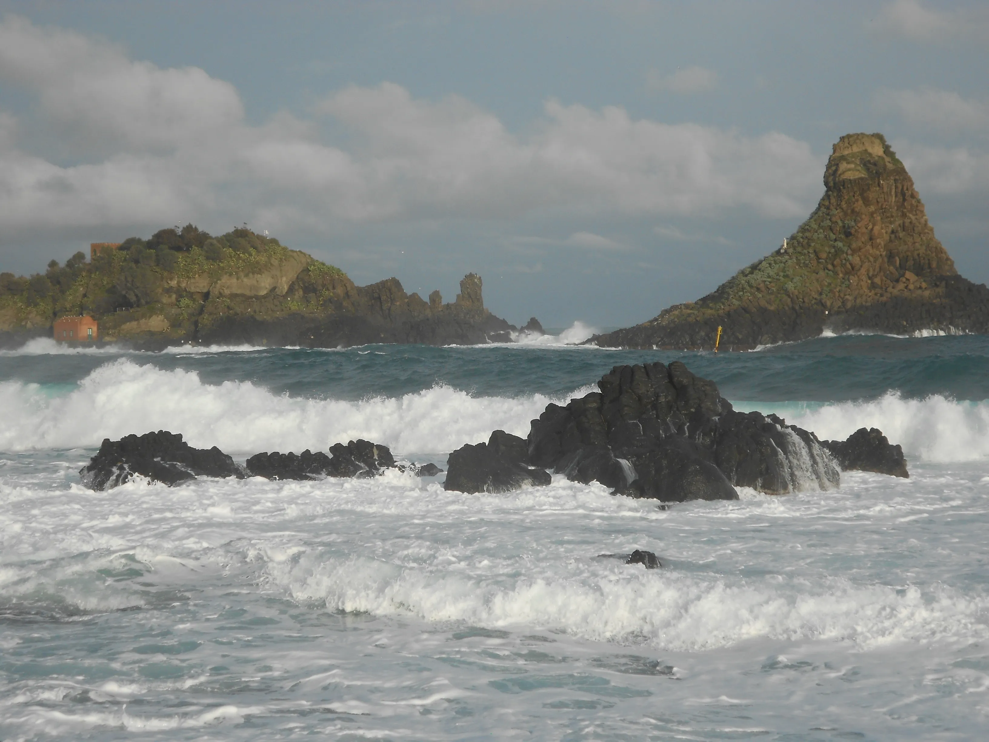 I faraglioni di Aci Trezza tra le onde