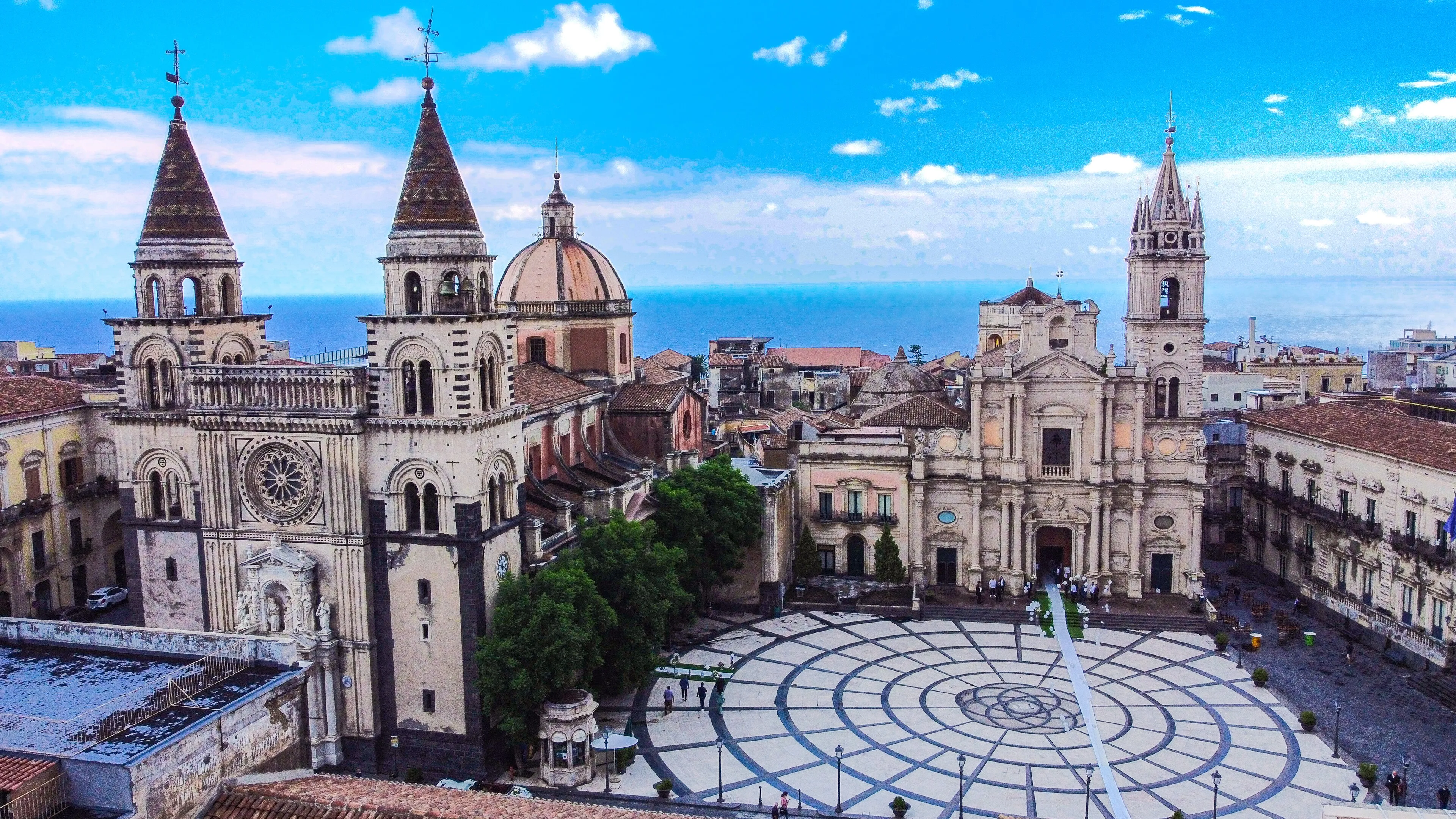 Piazza Duomo ad Acireale vista dall'alto, con la cattedrale, la basilica dei Santi Pietro e Paolo e il mare in fondo