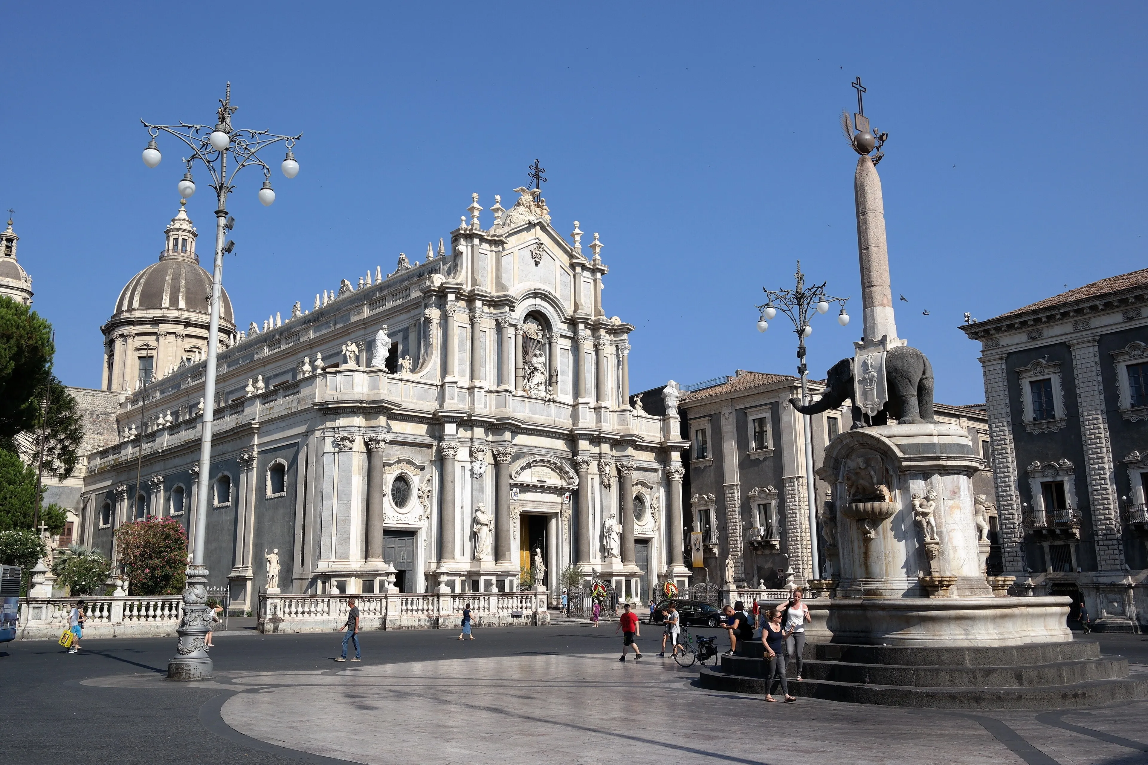 Piazza del Duomo a Catania, con la cattedrale di Sant'Agata e la Fontana dell'Elefante
