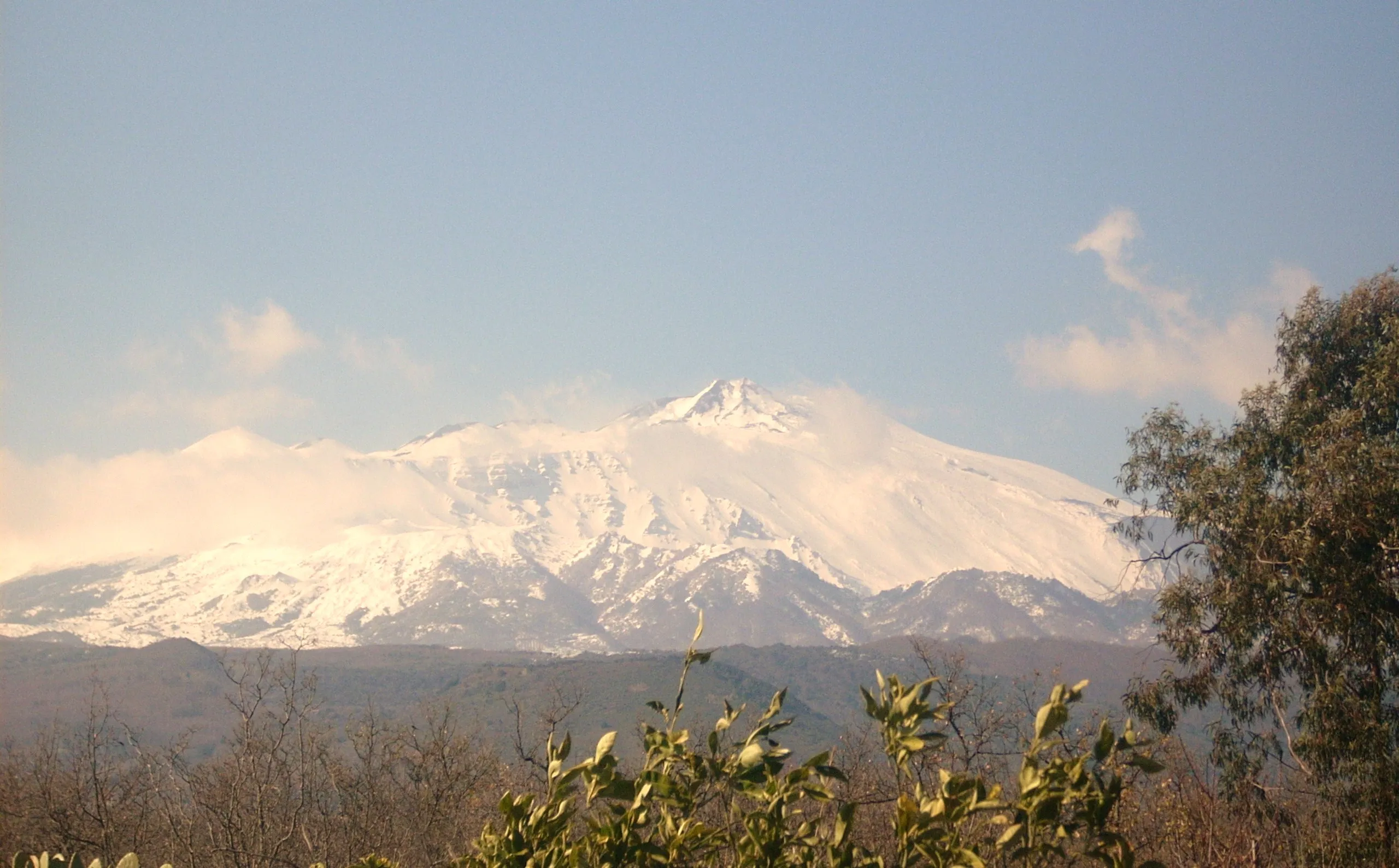 L'Etna coperto di neve, nella luce calda d'inverno
