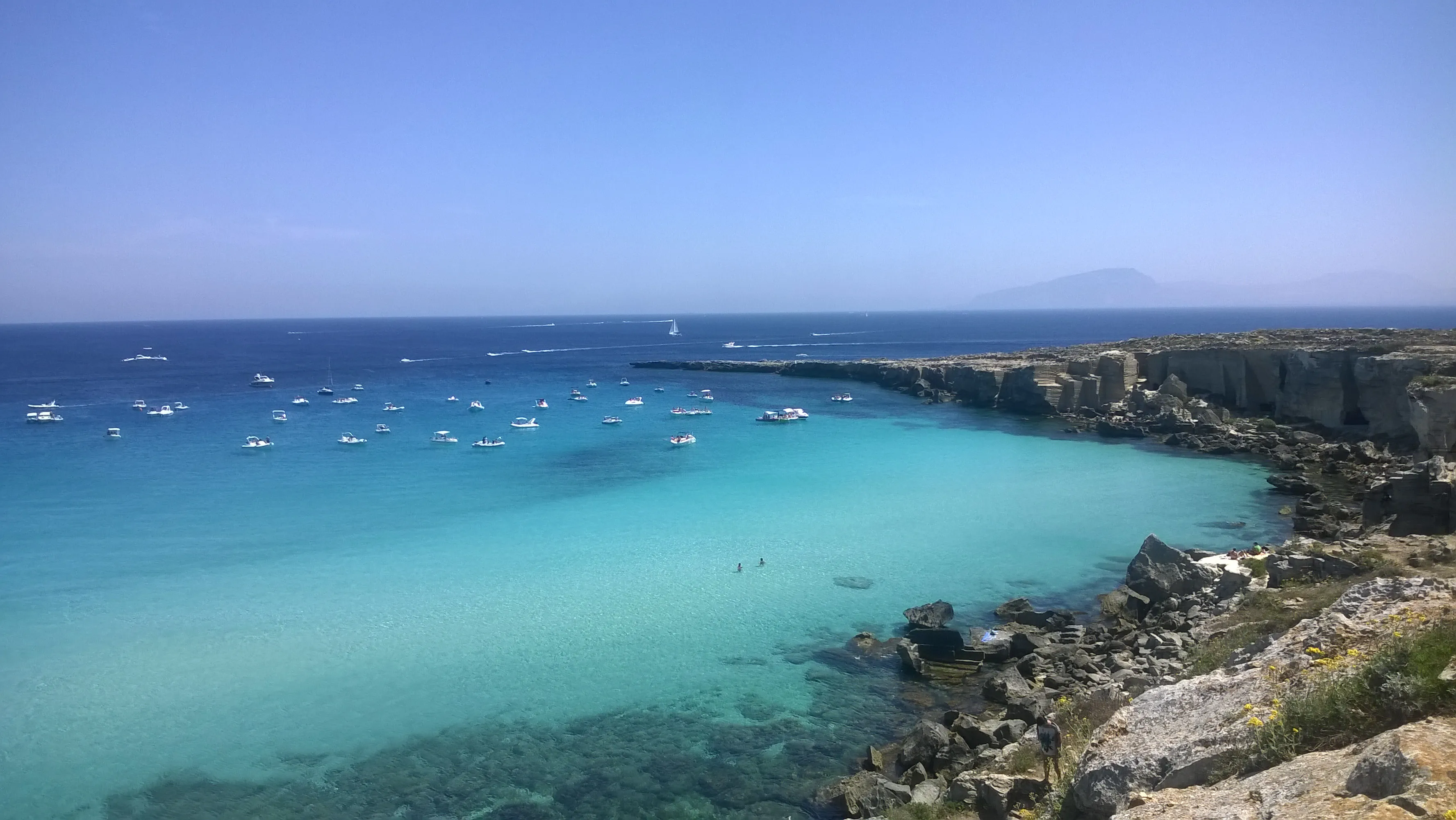 L'acqua turchese di Cala Rossa, a Favignana
