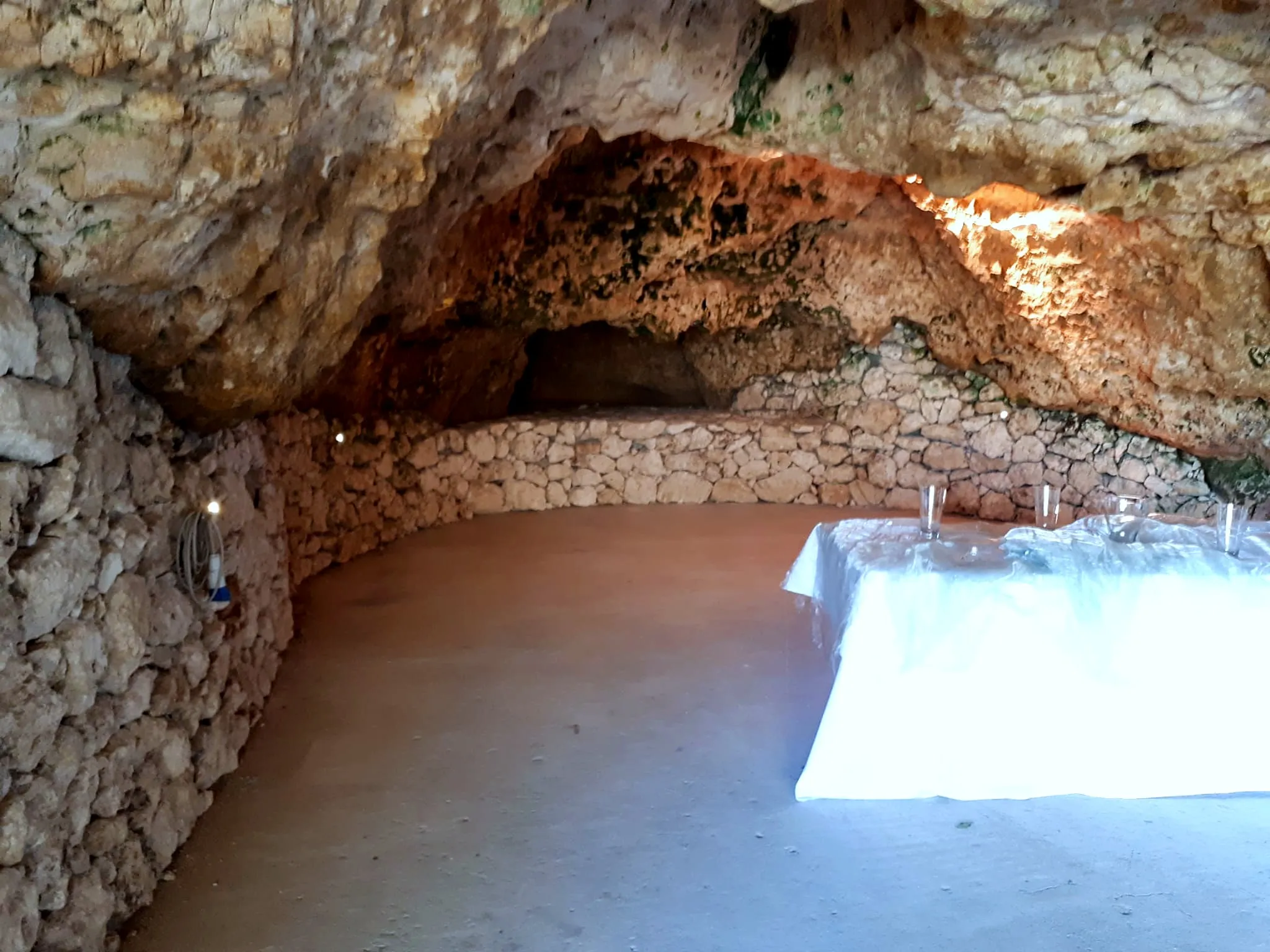 I tavoli del buffet apparecchiati dentro una grotta di pietra