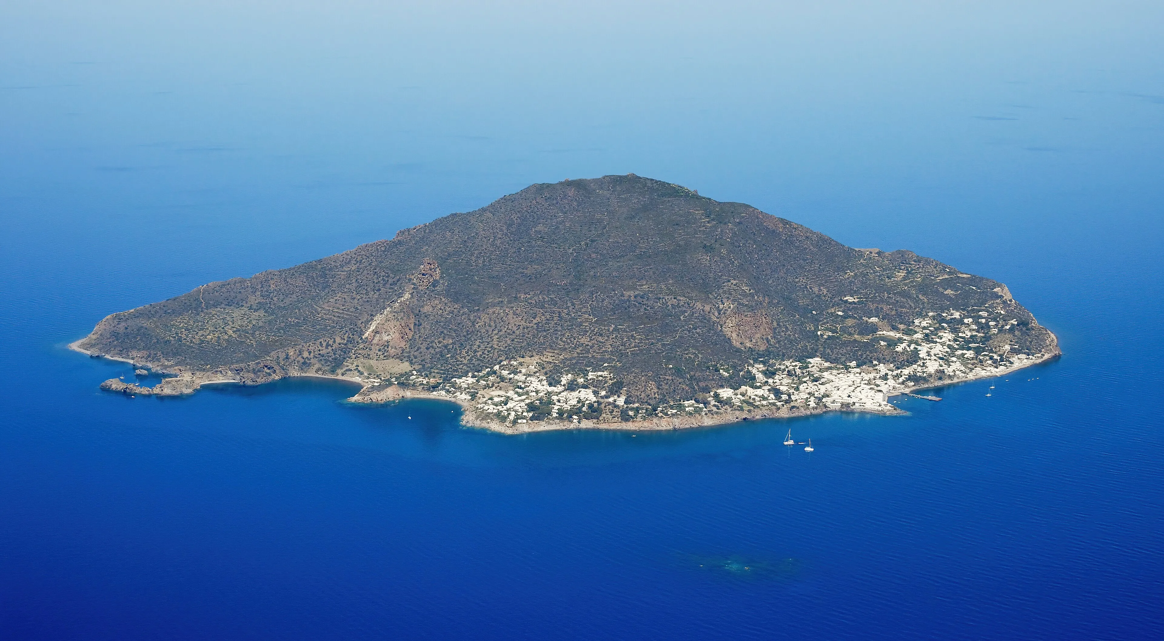 Panarea vista dall'aereo, in mezzo al mare blu delle Eolie