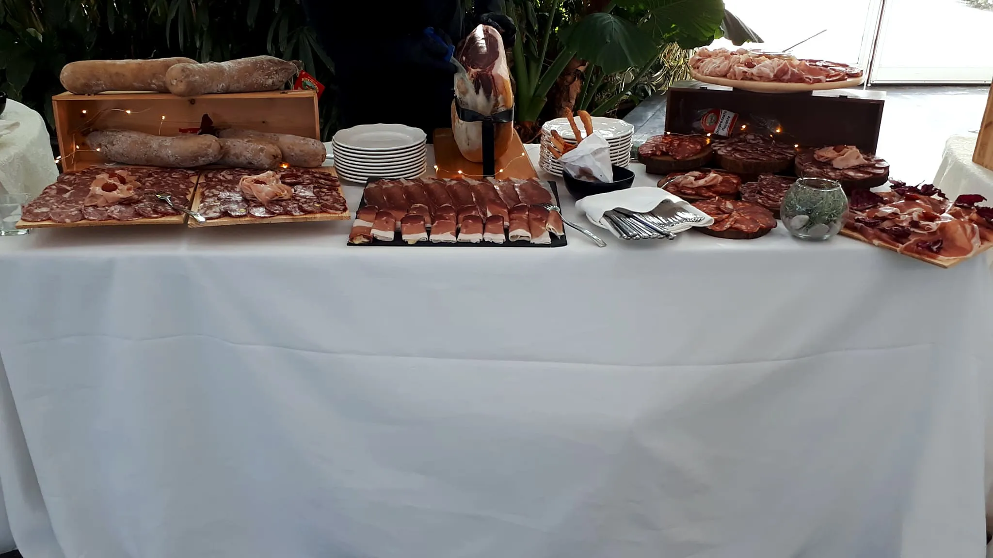 Pane, salumi e affettati su un tavolo del buffet