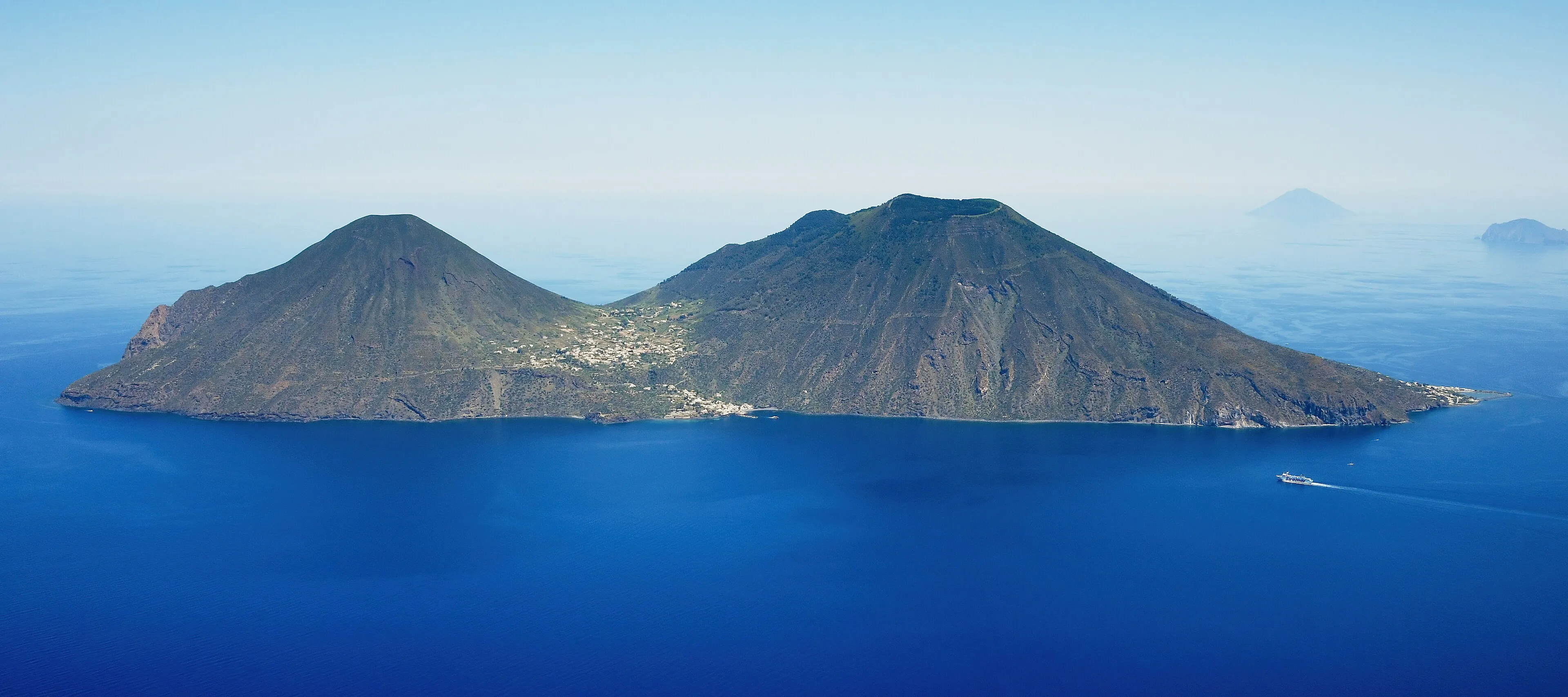 Salina vista dall'aereo, con i due vulcani dell'isola sul mare